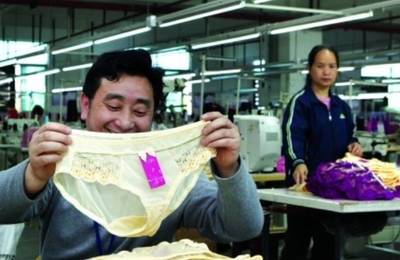 实拍广东内衣厂车间,男子每天要摸1000套内衣裤