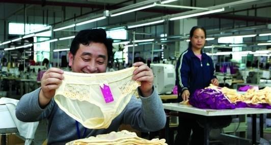 实拍制造“女性用品”的男性民工:看多了不觉尴尬