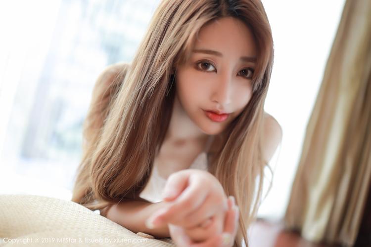 95后美女林子欣真空薄透镂空内衣如雪般肌肤娇躯
